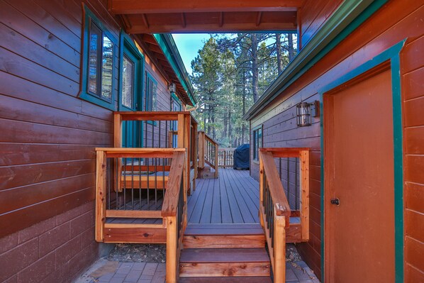 Terrace/patio - Bear Pine Cabin with Porch & Deck! (Pinetop)