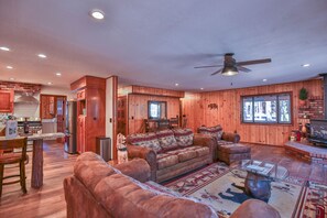 Smart TV, chimenea y libros 