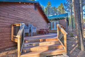 Terrace/patio - Bear Pine Cabin with Porch & Deck! (Pinetop)