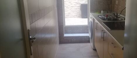 Kjøleskap, kokeplater, brødrister og hurtigmikser