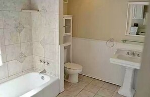 Combinazione doccia/vasca, asciugacapelli, asciugamani, sapone