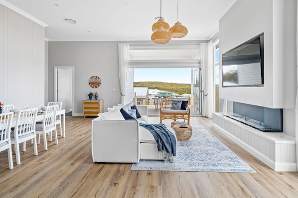 Televisor intel·ligent, consola de videojocs i reproductor de DVD