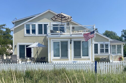 BEAUTIFUL LAKE MICHIGAN BEACH HOUSE just a 5-minute walk to the water’s edge!