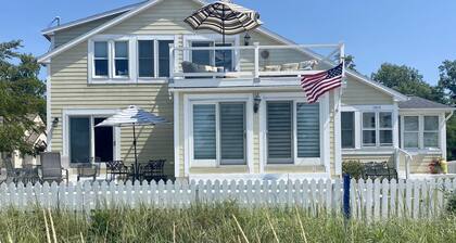 BEAUTIFUL LAKE MICHIGAN BEACH HOUSE just a 5-minute walk to the waterâs edge!