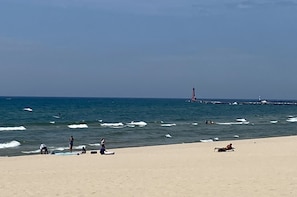 Playa en los alrededores y toallas de playa