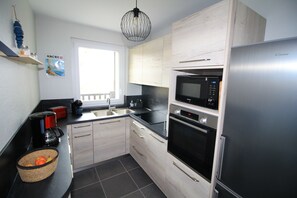 Fridge, microwave, oven, stovetop - Appartement au Calme à Deux pas de la Plage (Villers-sur-Mer)