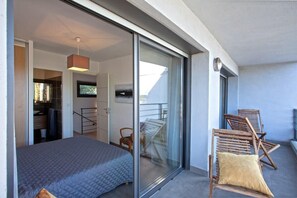 5 bedrooms, iron/ironing board, WiFi, bed sheets