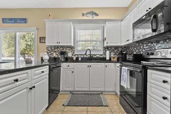 冰箱、微波炉、烤箱、炉灶