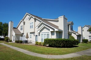 Exterior - Modern golf course townhome w/pool, close to many golf courses, shops, restaurants in North Myrtle (North Myrtle Beach)