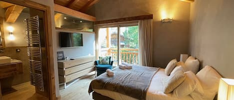 4 bedrooms, soundproofing, iron/ironing board, travel cot
