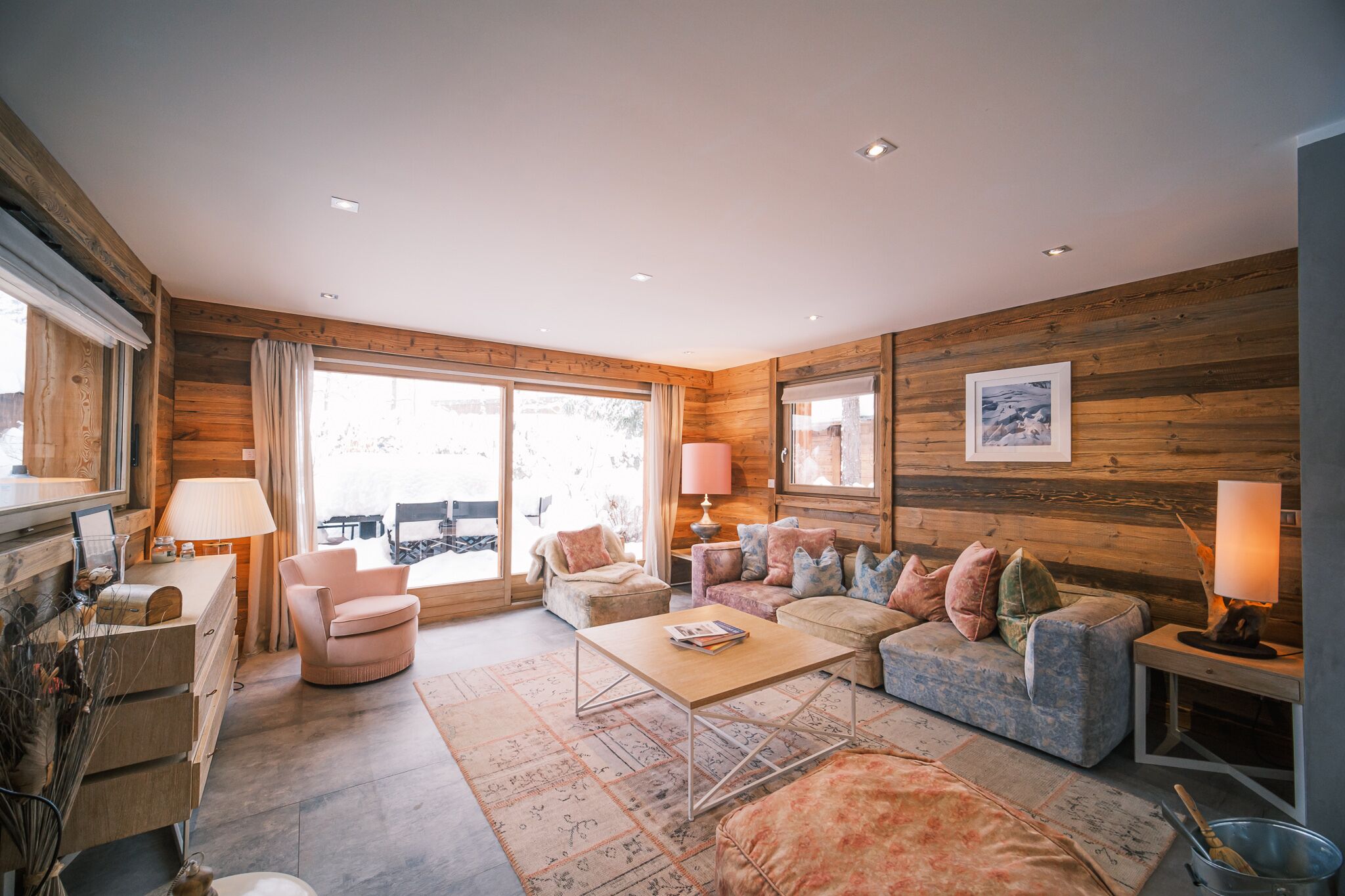 TV connectée, cheminée, chaîne hi-fi