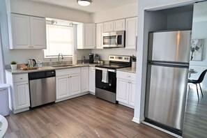 Kjøleskap, mikrobølgeovn, ovn og kokeplater