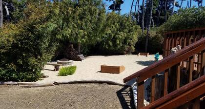 Easy 5-minute walk to Heceta Beach! Clean family-sized house with a huge deck.