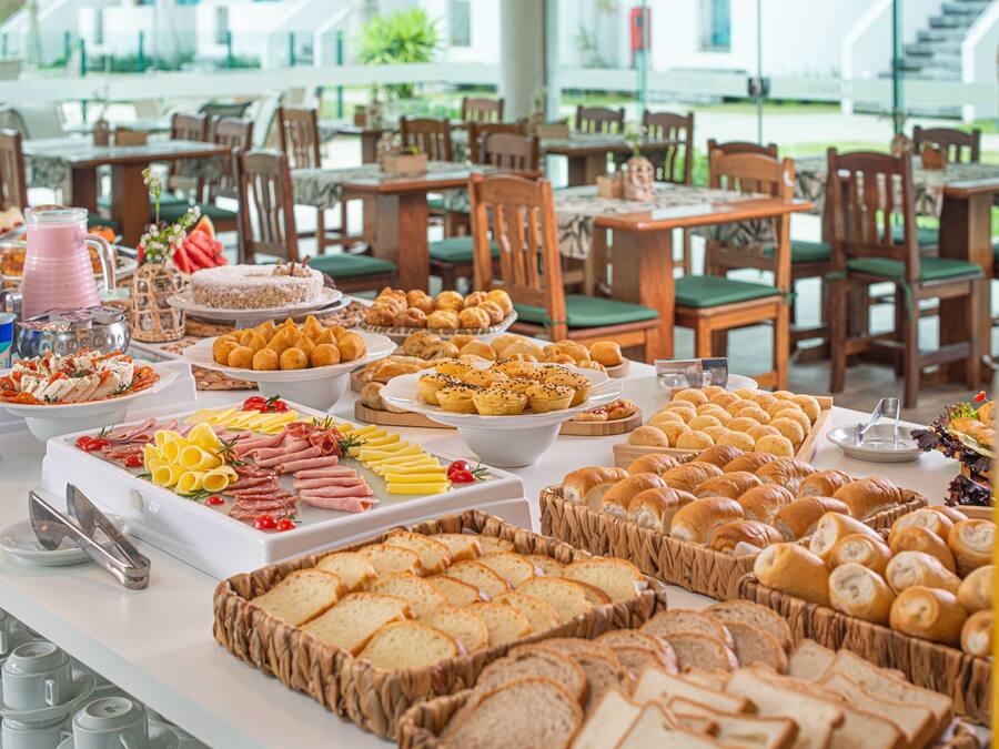 Un bufé con diversas opciones de comida y una estación de bebidas.