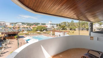 Quarto luxo, vista para a piscina | Vista do quarto