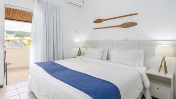 Frigobar, escrivaninha, espaço de trabalho para notebook