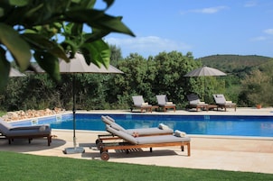 室外泳池；泳池傘、躺椅