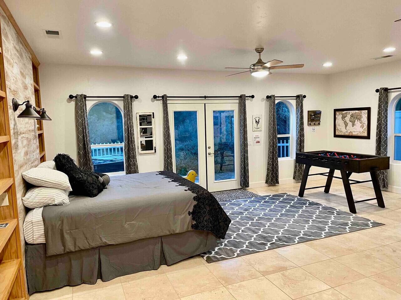 Escritorio, tabla de planchar con plancha, cuna de viaje y wifi 