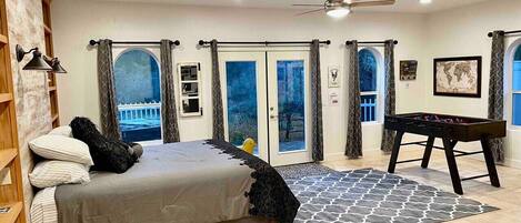 Skrivebord, strykejern/-brett, reiseseng for barn og wi-fi