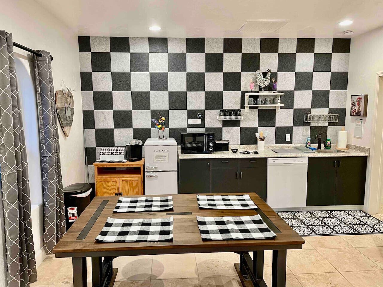 Køleskab, mikrobølgeovn, kogeplade, opvaskemaskine