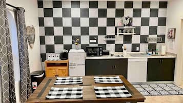 Fridge, microwave, stovetop, dishwasher