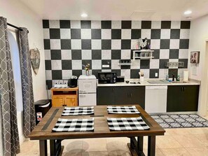 Réfrigérateur, four à micro-ondes, surface de cuisson, lave-vaisselle