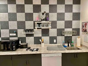 Frigorifero, microonde, piano cottura, lavastoviglie