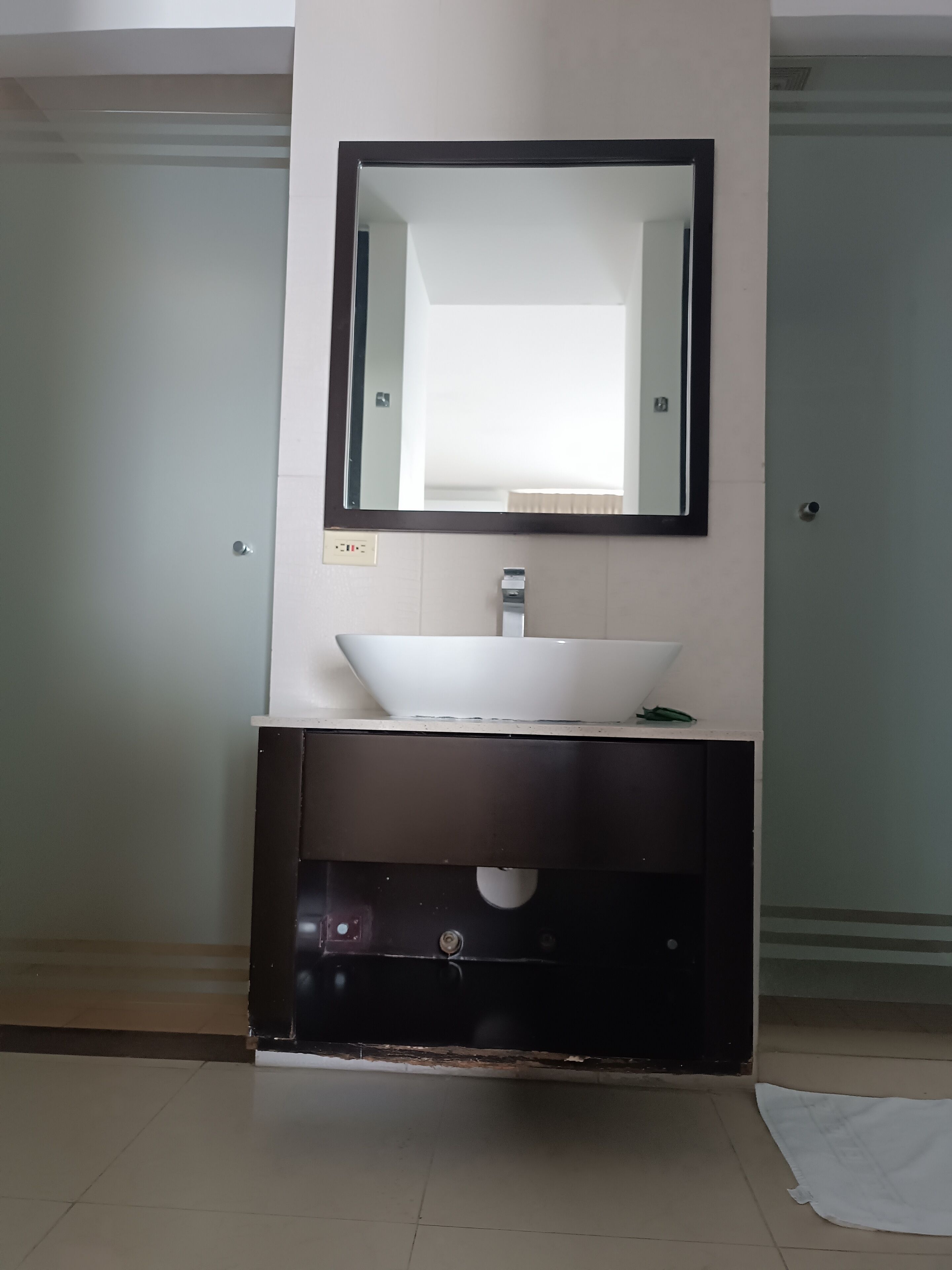 Combined shower/tub, bidet, towels, soap