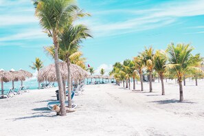 Plage à proximité, chaises longues
