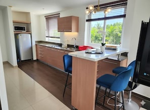 Mikroaaltouuni, uuni, liesi, astianpesukone