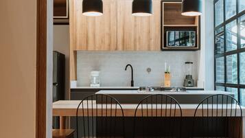 Refrigerador, microondas, horno y parrilla de estufa