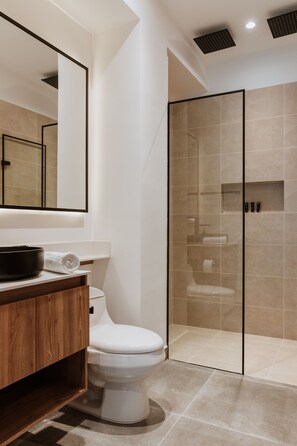 Shower, shampoo - 401 - Private Rooftop hot tub & Bbq 2BR Steps from Your Bed (Medellín)