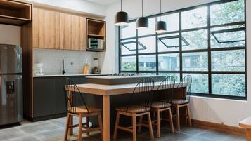 Frigorífico, microondas, horno y placa de cocina