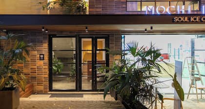 401 - Private Rooftop hot tub & Bbq 2BR Steps from Your Bed