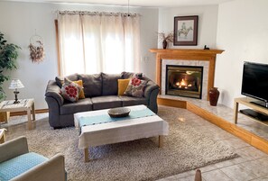 Smart-tv, een open haard, boeken en een muziekbibliotheek