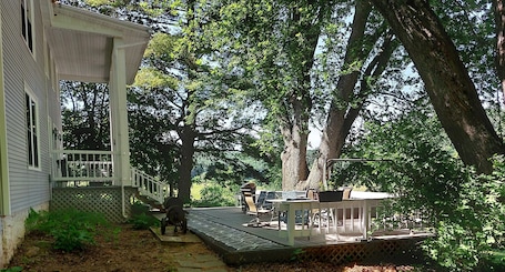 Outdoor dining. Spacious & secluded grand home near Kickapoo River, Bike Trails, & ATV routes