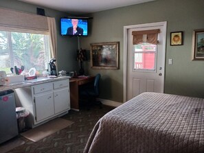 1 bedroom, desk, iron/ironing board, free WiFi - A private waterfront setting, in the middle of 43 acres on Lake Ida (BOYNTON BEACH)