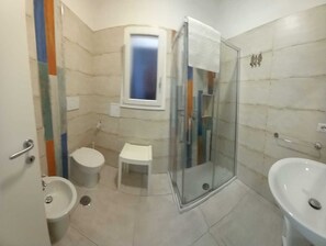 Dusche, Haartrockner, Bidet, Handtücher