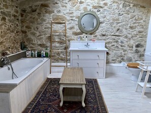 Badewanne, Haartrockner, Handtücher, Seife