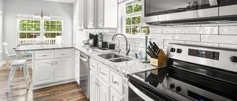 Refrigerador, microondas, horno y parrilla de estufa