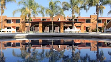 Alberca al aire libre y camastros