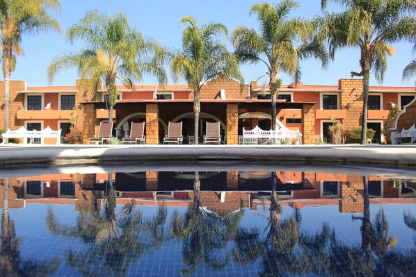 Piscine extérieure, chaises longues