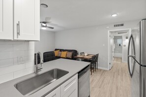 1 bedroom, WiFi - Modern 1BR Near UT Hyde Park Evonify (Austin)