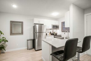 1 bedroom, WiFi - Modern 1BR Near UT Hyde Park Evonify (Austin)