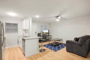 1 bedroom, WiFi - Modern 1BR Near UT Hyde Park Evonify (Austin)