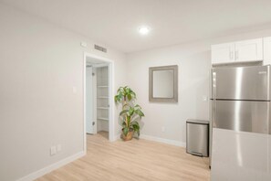 Apartment | 1 bedroom - Modern 1BR Near UT Hyde Park Evonify (Austin)