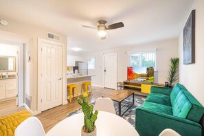 1 bedroom, WiFi - Stylish 1BR Near UT Highland Evonify (Austin)