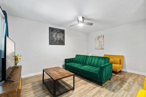 Apartment | 1 bedroom - Stylish 1BR Near UT Highland Evonify (Austin)