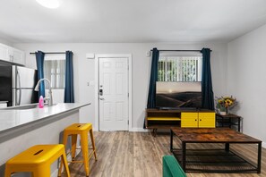 Apartment | 1 bedroom - Stylish 1BR Near UT Highland Evonify (Austin)