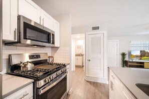 Apartment | 1 bedroom - Stylish 1BR Near UT Mueller Evonify (Austin)